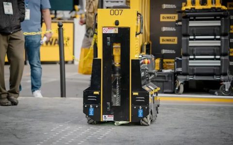 数据中心AI基建竞赛，每座最高「钻孔」超1万个，这款建筑机器人瞄准刚需